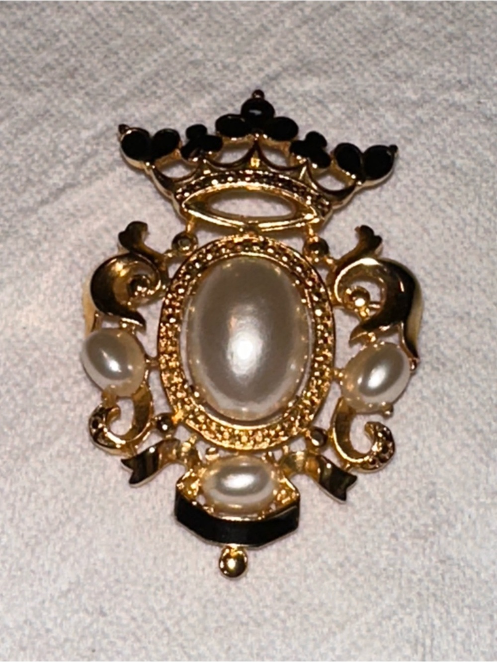 ⭐️ Vintage Gold-Tone Faux Pearl Regal Brooch